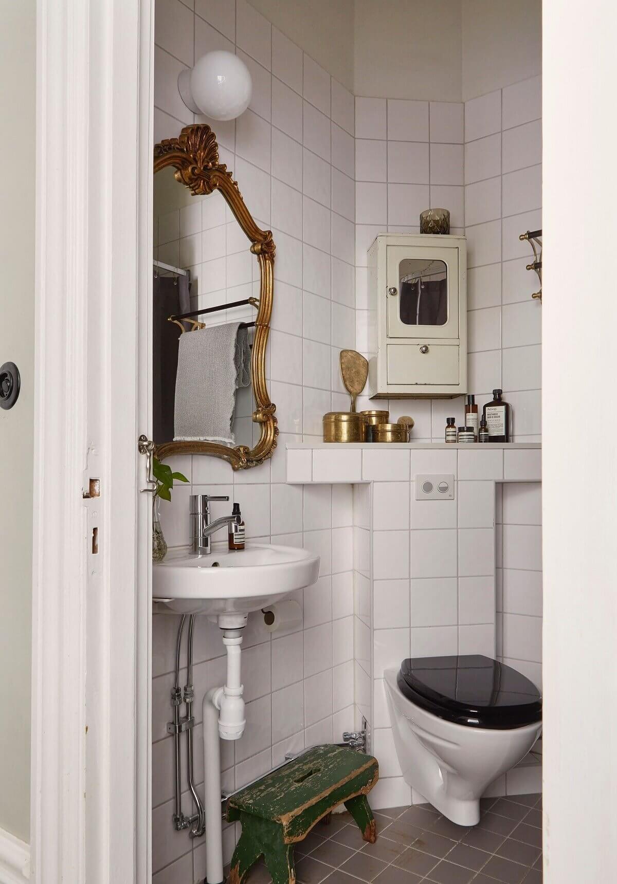 A Light and Charming Scandinavian Apartment 17 small-bathroom-vintage-mirror-scandinavian-apartment-nordroom