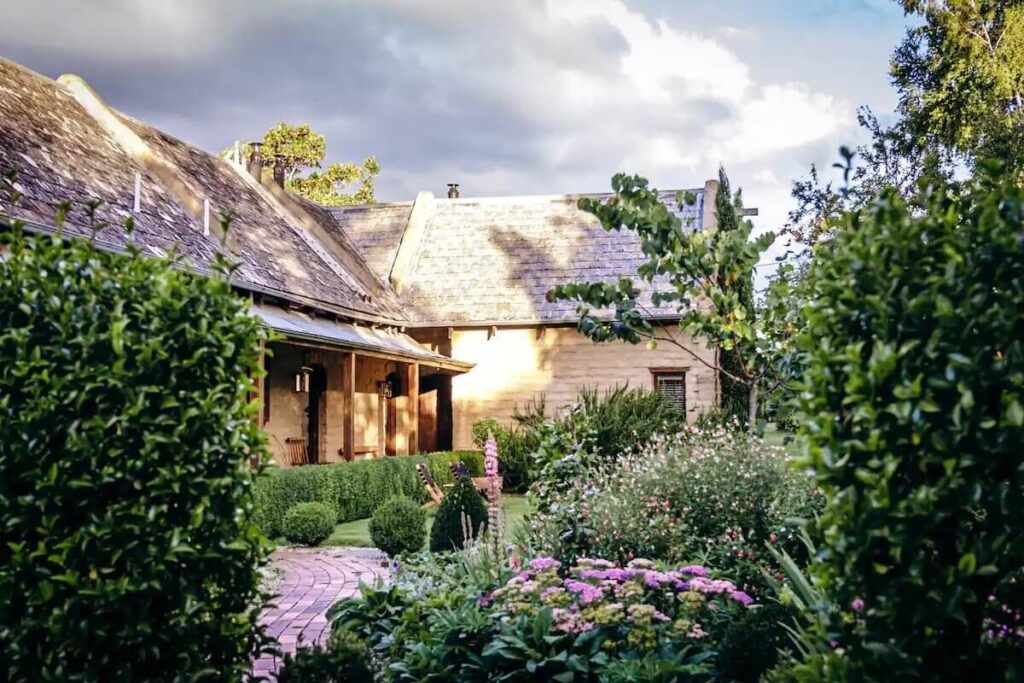 20 Stylish and Peaceful Holiday Cottages in Tasmania 40 the-stable-lofts-stylish-holiday-cottages-tasmania-nordroom