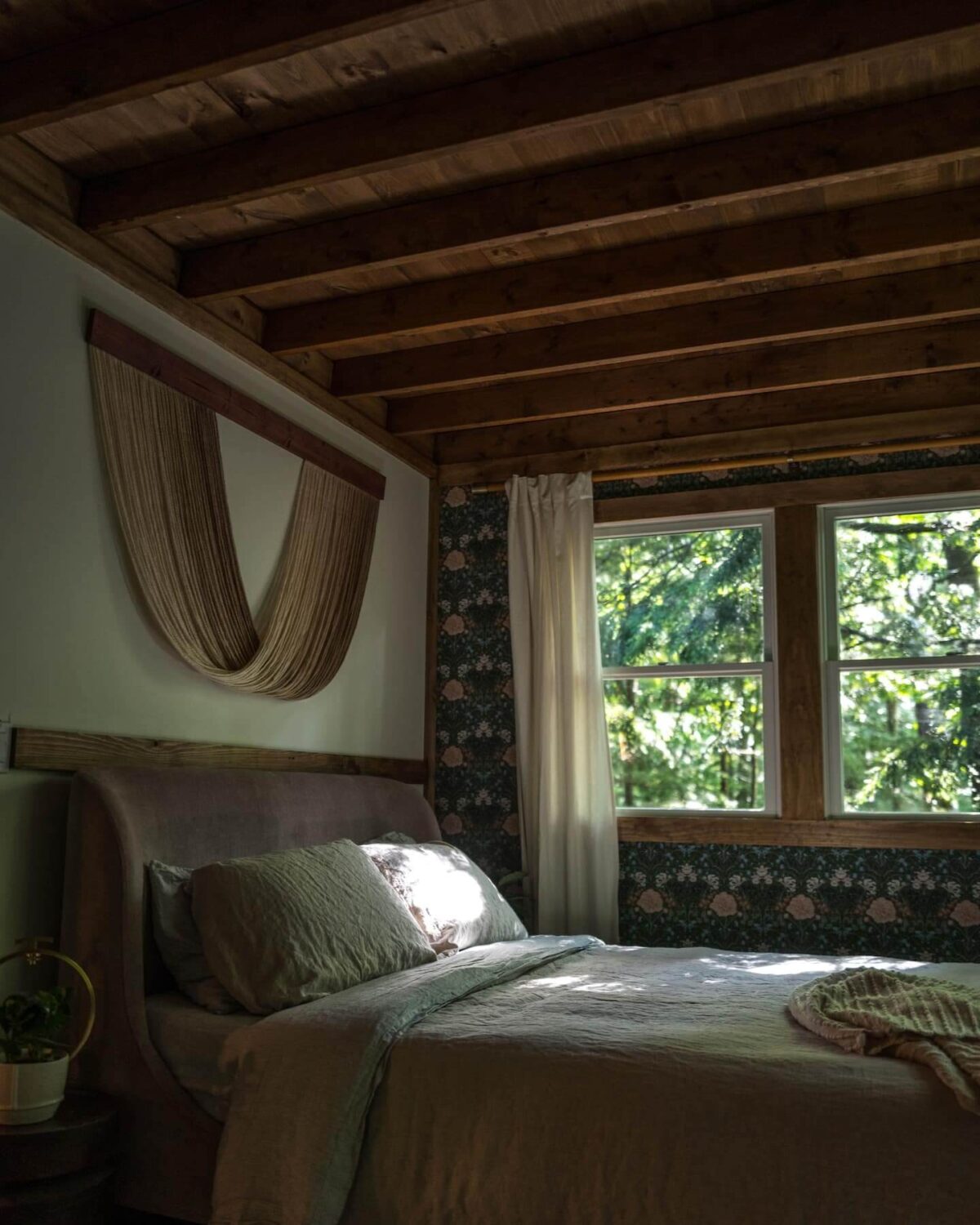 The Cabin by The Hunter Houses 16 cabin-bedroom-wallpaper-exposed-beams-nordroom