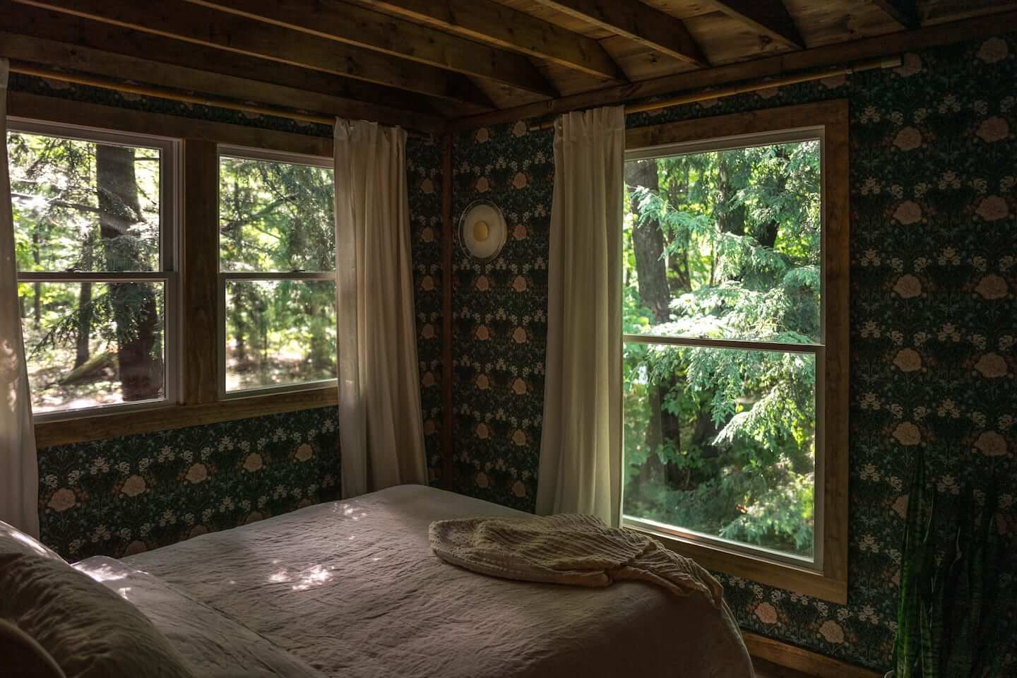 The Cabin by The Hunter Houses 17 cabin-bedroom-wallpaper-wooden-ceiling-hunter-houses-airbnb-nordroom