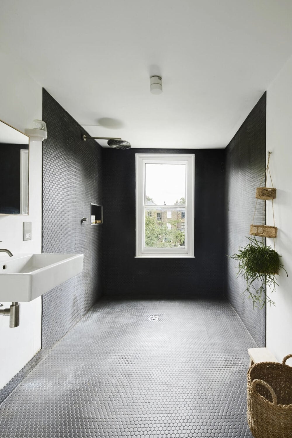 An Open-Plan Victorian House in London 18 black-white-bathroom-victorian-house-london-nordroom