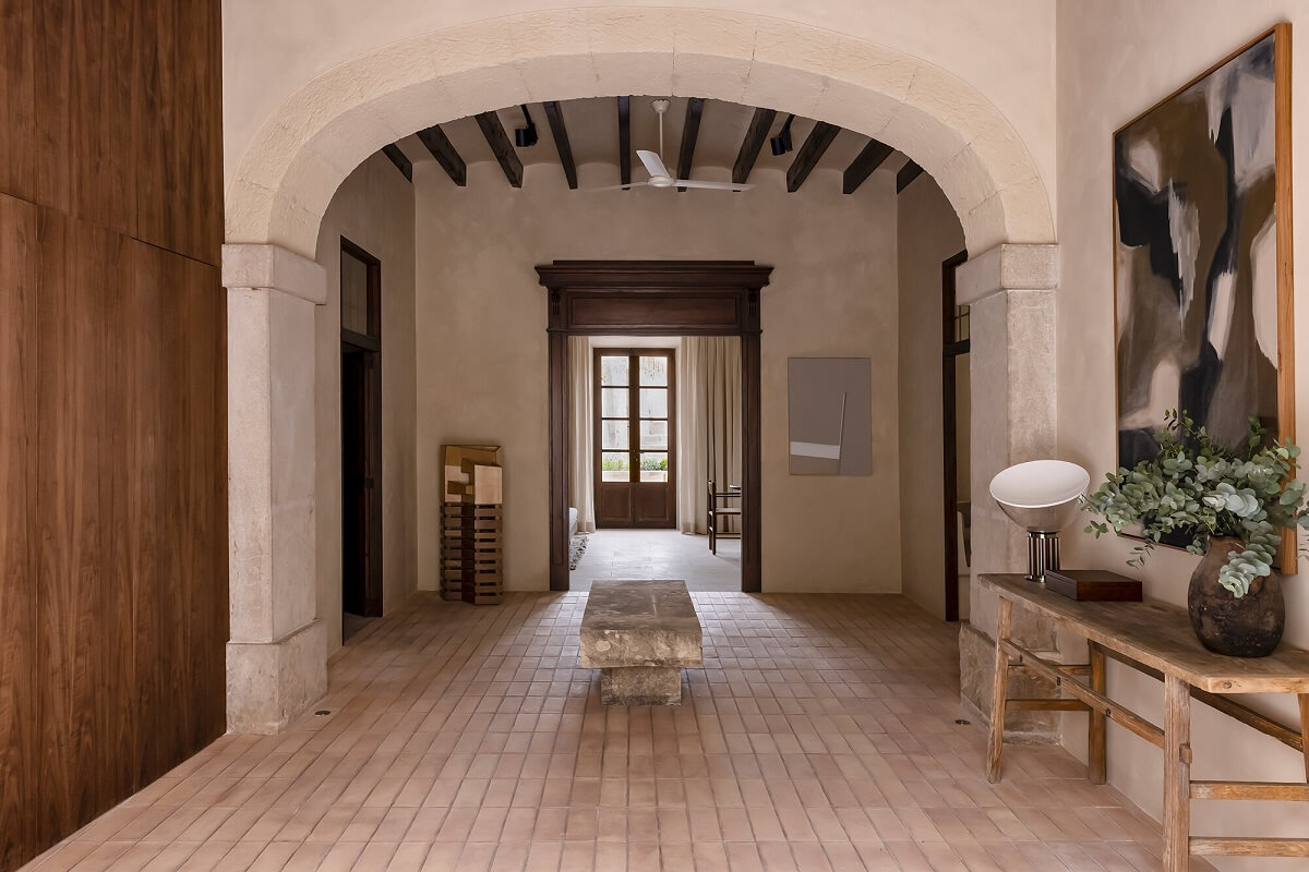 A Renovated Historic Townhouse on Mallorca 7 entry-historic-townhouse-majorca-nordroom