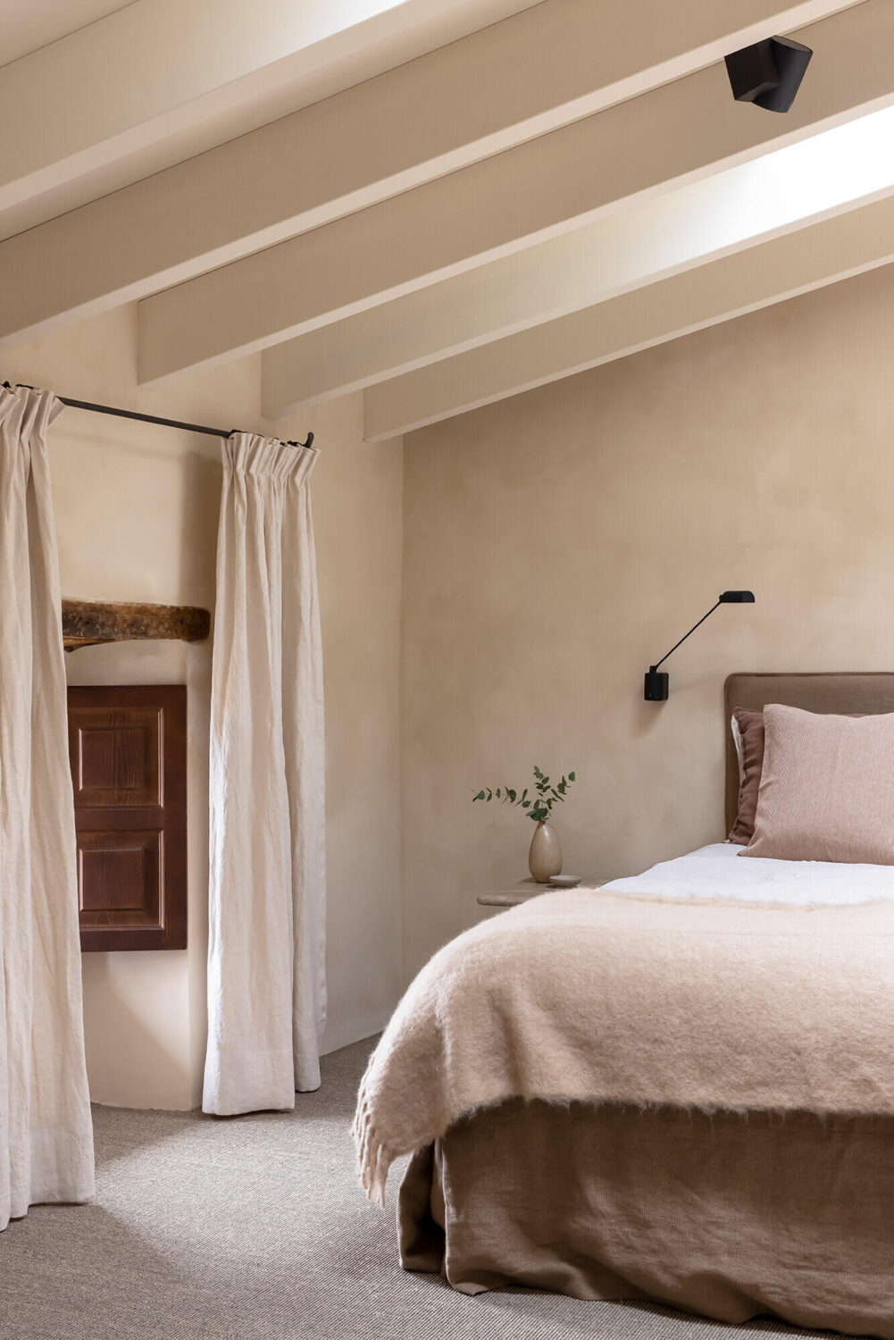 A Renovated Historic Townhouse on Mallorca 12 natural-bedroom-townhouse-majorca-nordroom