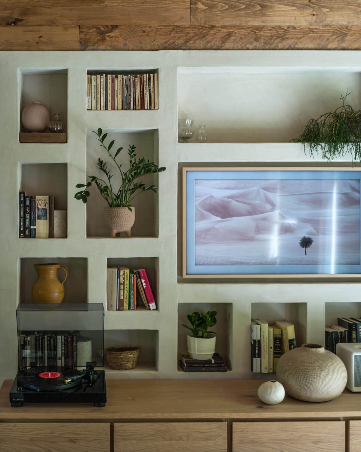 The Cabin by The Hunter Houses 6 shelves-detail-living-room-cabin-airbnb-nordroom