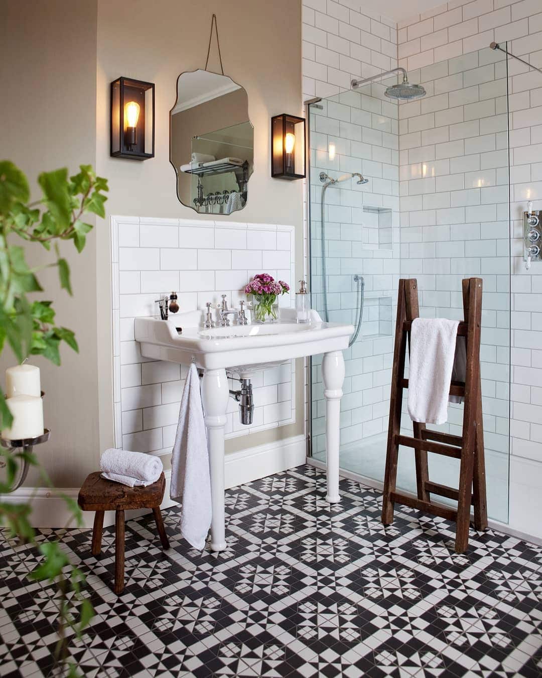 The Best Tile Color for a Small Bathroom 5 black-white-tiles-small-bathroom-nordroom