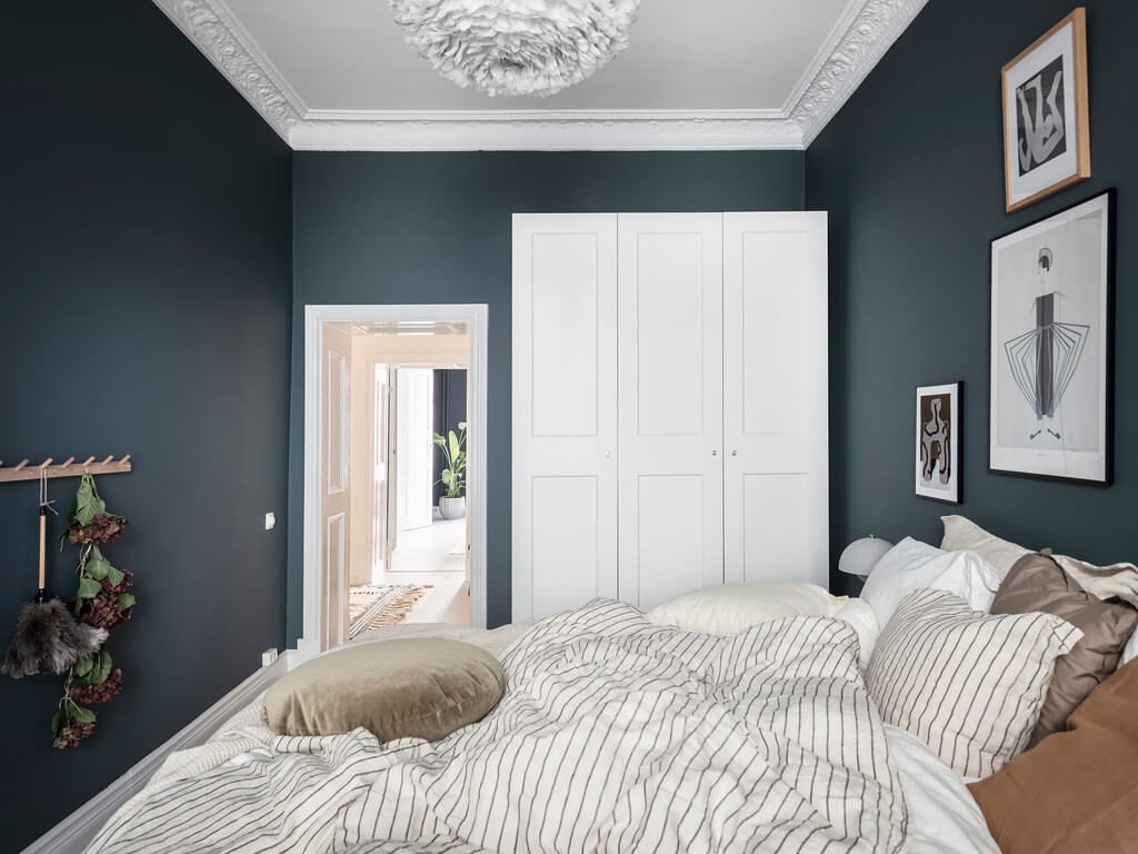 A Black Dining Room in a Stylish Apartment 14 blue-bedroom-wardrobe-gallery-wall-nordroom