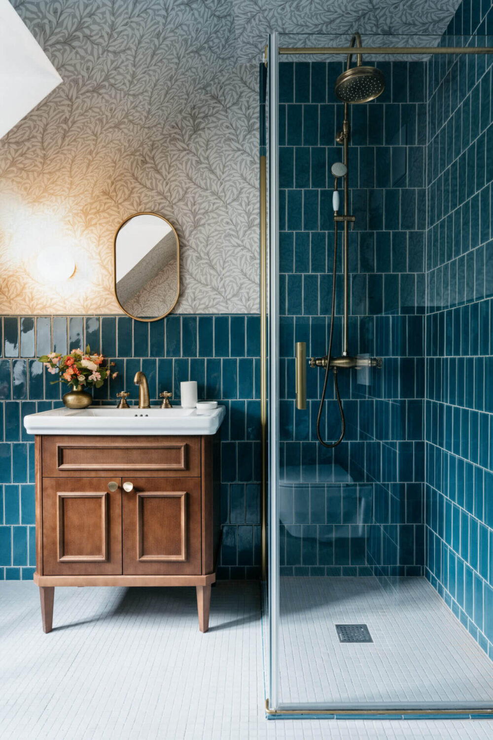The Best Tile Color for a Small Bathroom 16 blue-tiles-small-bathroom-nordroom