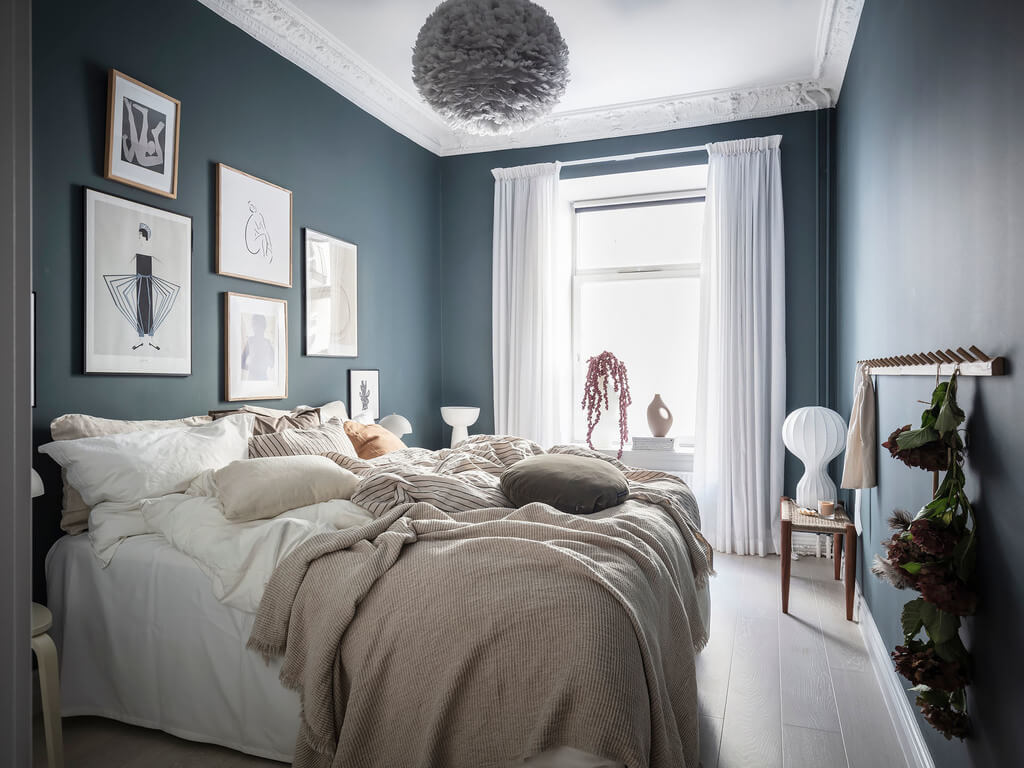 A Black Dining Room in a Stylish Apartment 11 blue-white-scandinavian-bedroom-nordroom