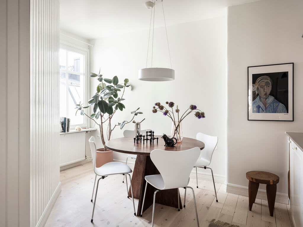 Subtle Color Touches in a Light Apartment 11 dining-table-kitchen-nordroom