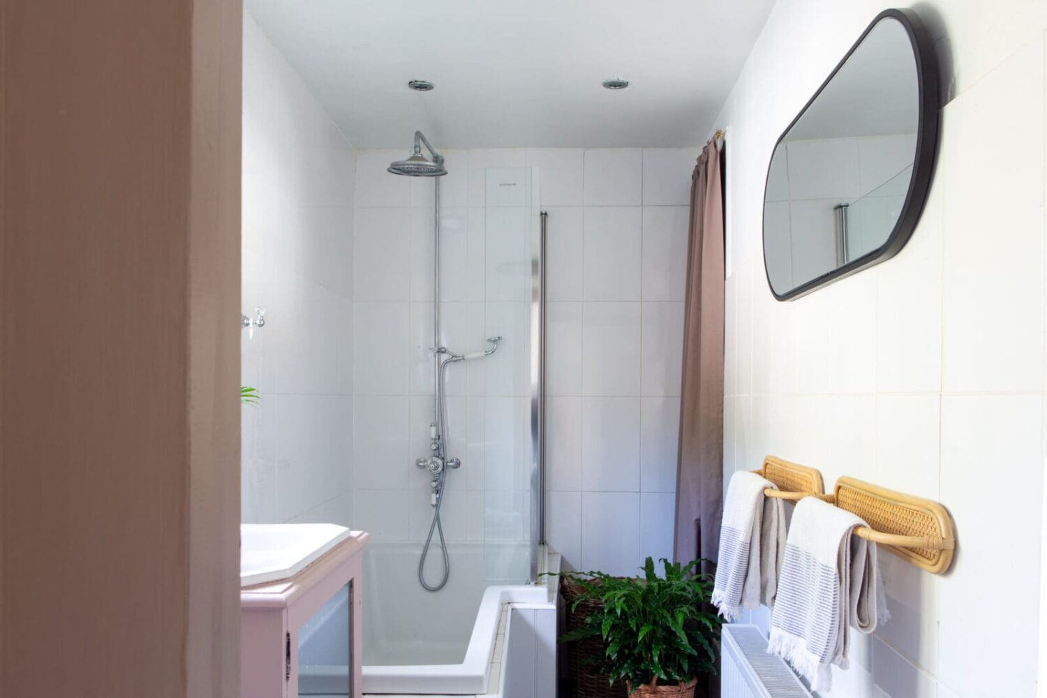 A Colorful Georgian Home in England 19 family-bathroom-georgian-home-england-nordroom