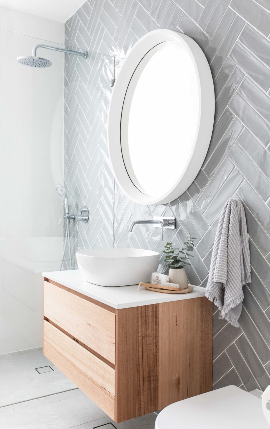 The Best Tile Color for a Small Bathroom 9 glossy-grey-tiles-small-bathroom-nordroom