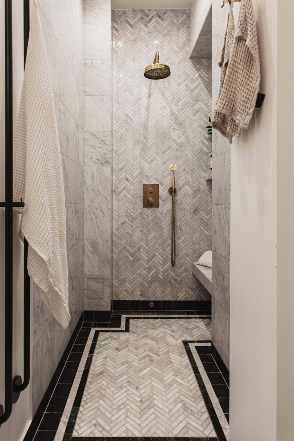 The Best Tile Color for a Small Bathroom 7 grey-tiles-tiny-bathroom-nordroom