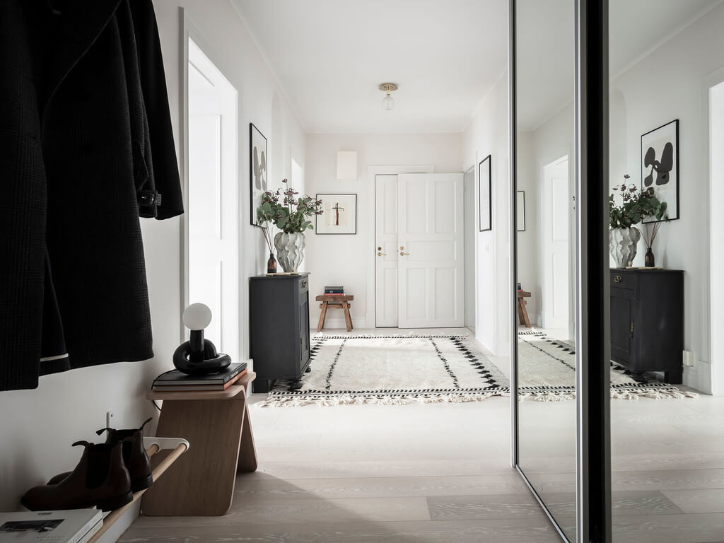 A Black Dining Room in a Stylish Apartment 20 hallway-scandinavian-home-nordroom
