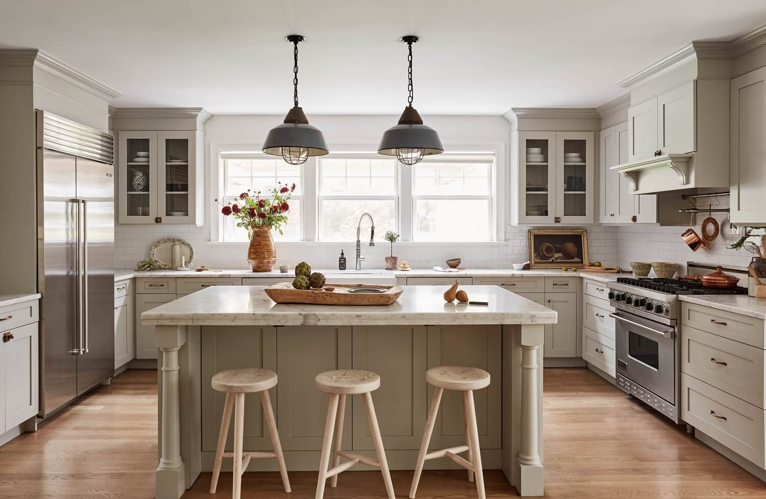 A Serene Surf Retreat in The Hamptons 4 kitchen-breakfast-bar-surf-retreat-becca-interiors-nordroom