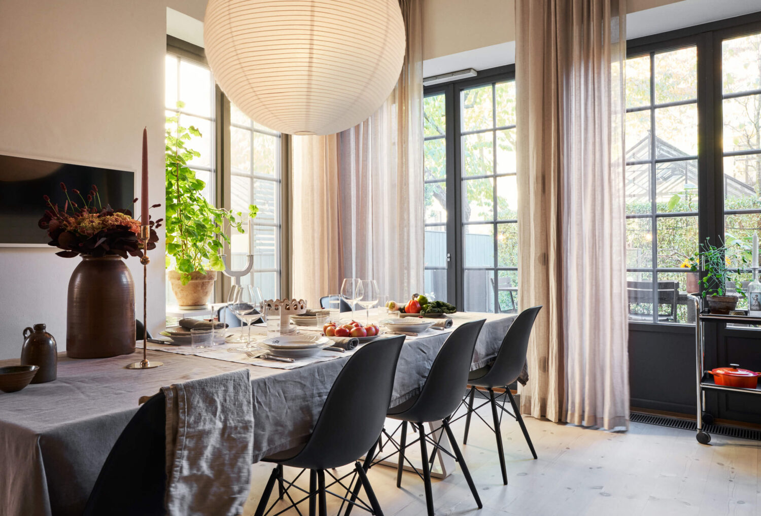 A Swedish Townhouse with Industrial Details 4 kitchen-dining-space-industrial-windows-scandinavian-townhouse-sodermalm-nordroom