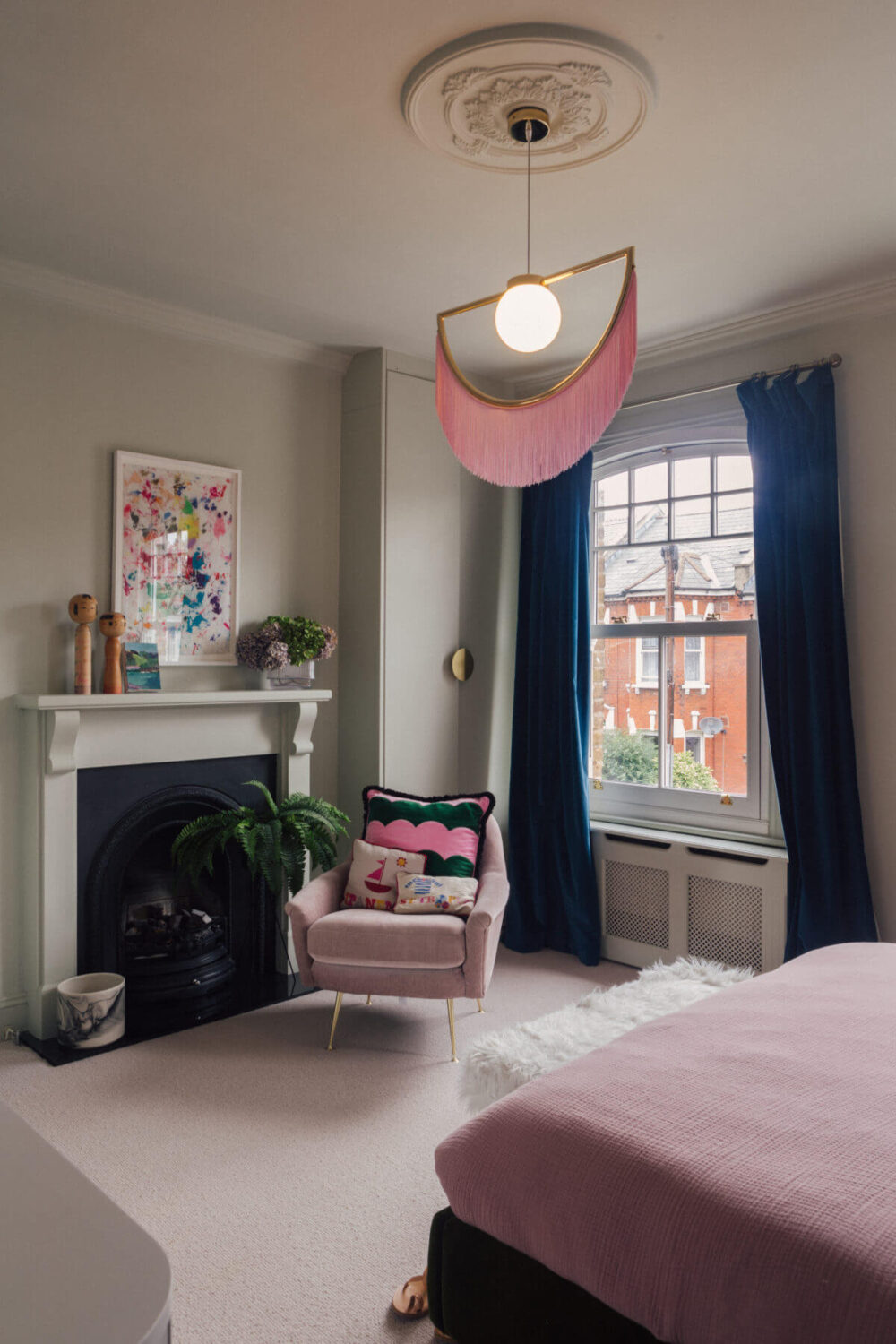 Color in a Renovated Victorian Townhouse in London 19 light-grey-bedroom-pink-details-fireplace-nordroom