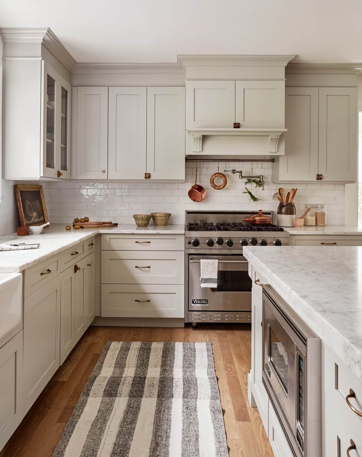 A Serene Surf Retreat in The Hamptons 5 light-grey-kitchen-surf-retreat-becca-interiors-nordroom