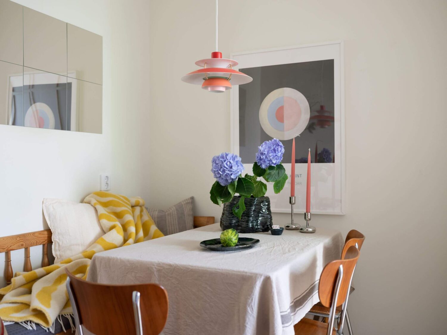 A Midcentury Studio Apartment in Sweden 12 mid-century-studio-apartment-nordroom