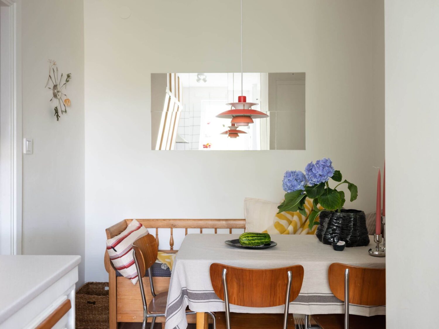 A Midcentury Studio Apartment in Sweden 13 mid-century-studio-apartment-nordroom