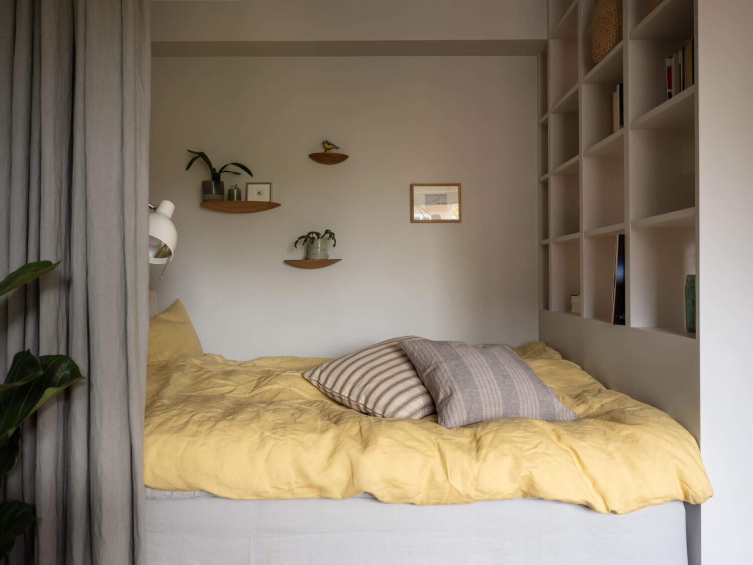 A Midcentury Studio Apartment in Sweden 5 mid-century-studio-apartment-nordroom