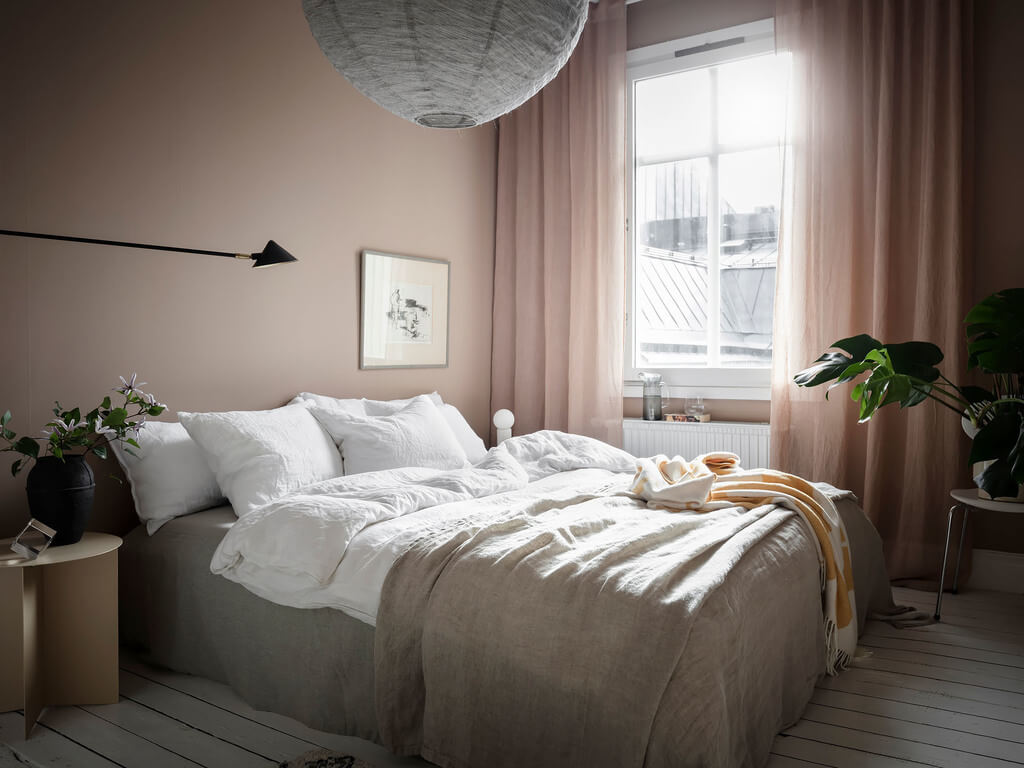 Subtle Color Touches in a Light Apartment 14 pink-bedroom-nordroom