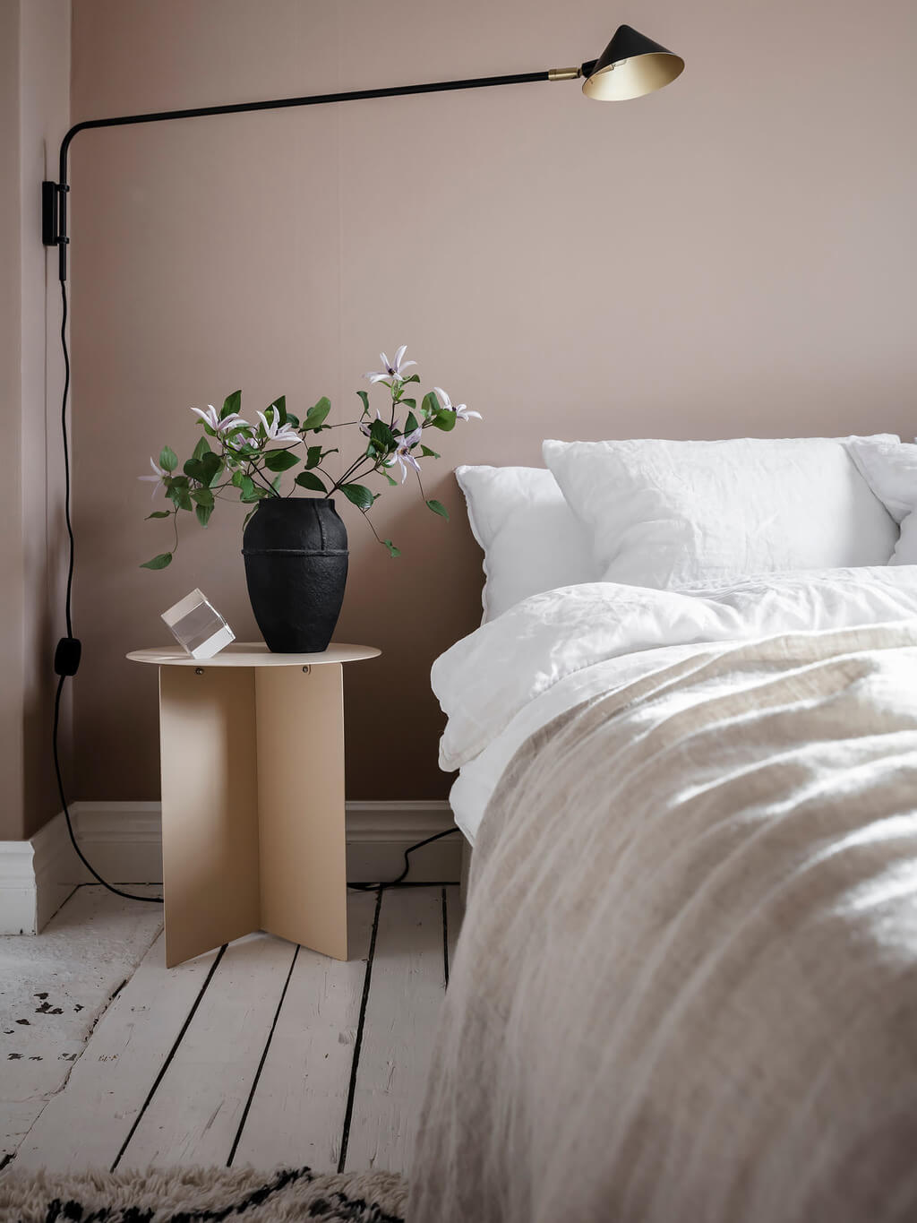 Subtle Color Touches in a Light Apartment 13 pink-bedroom-scandinavian-decor-nordroom