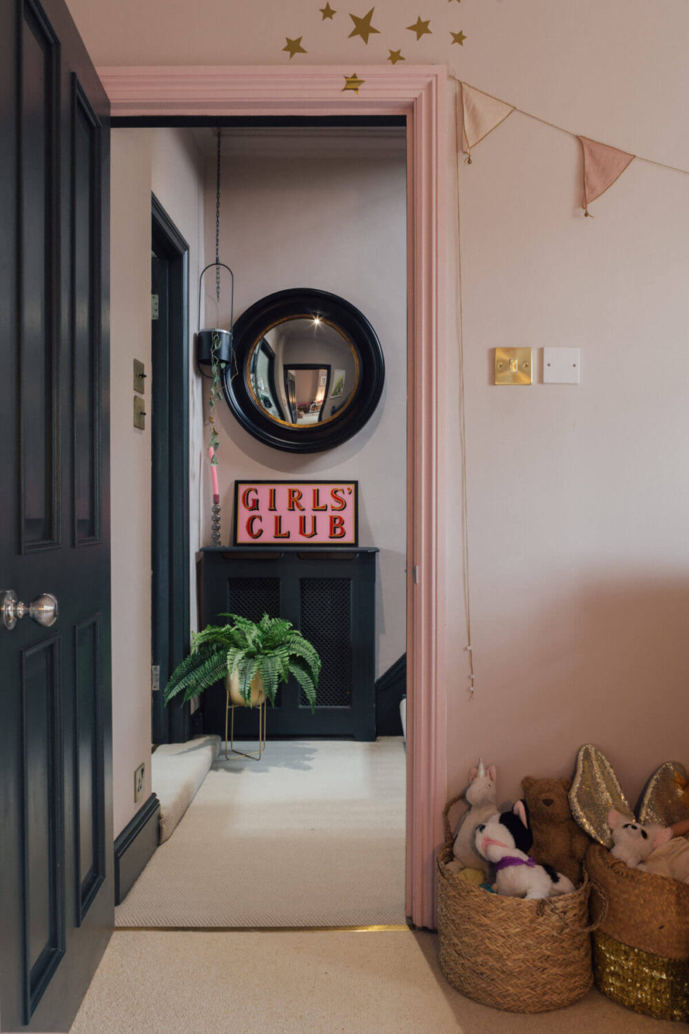 Color in a Renovated Victorian Townhouse in London 24 pink-kids-bedroom-victorian-townhouse-nordroom