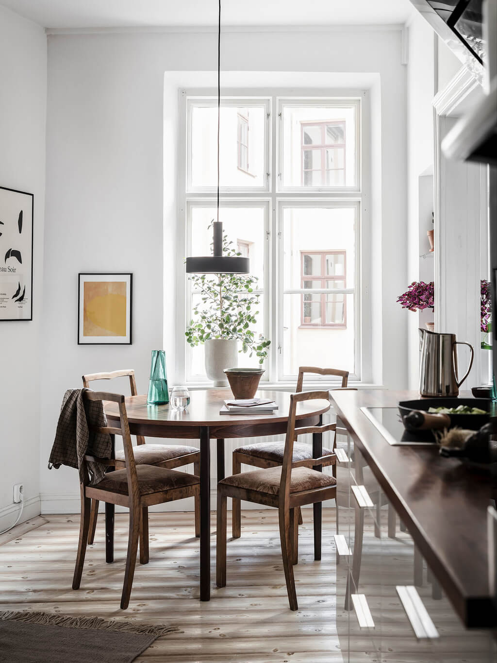 A Stylish Gray Scandinavian Apartment 21 round-wooden-kitchen-table-scandinavian-home-nordroom