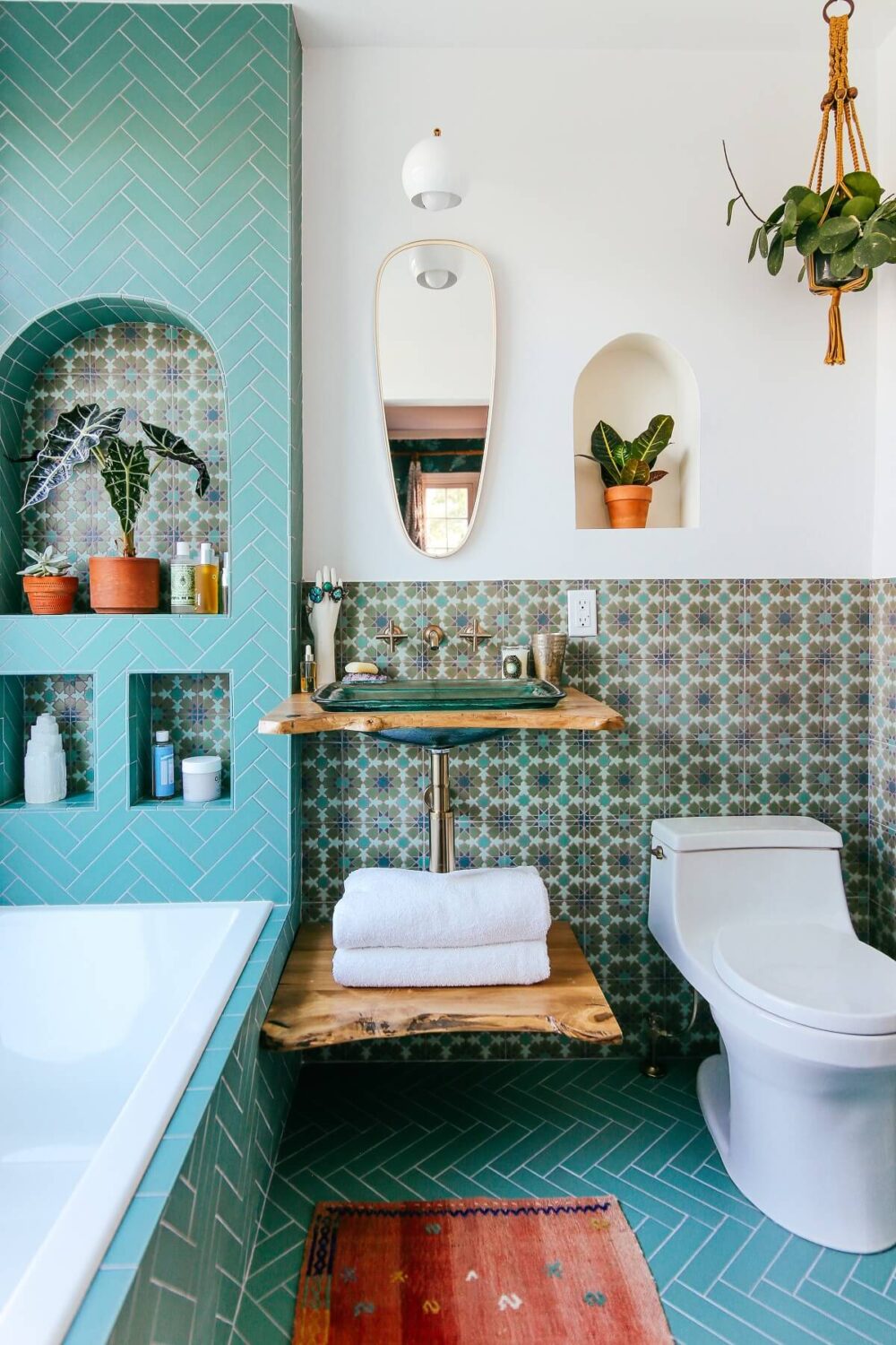 The Best Tile Color for a Small Bathroom 21 small-bathroom-blue-green-tiles-nordroom