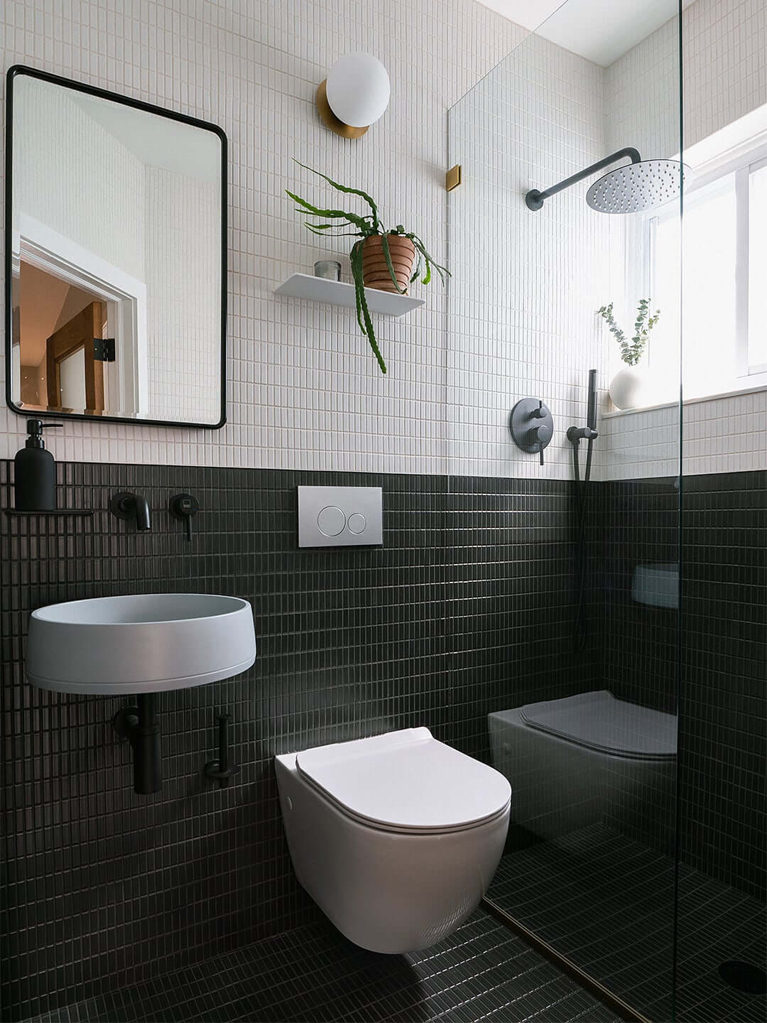 The Best Tile Color for a Small Bathroom 30 tiny-bathroom-black-white-tiles-walk-in-shower-nordroom