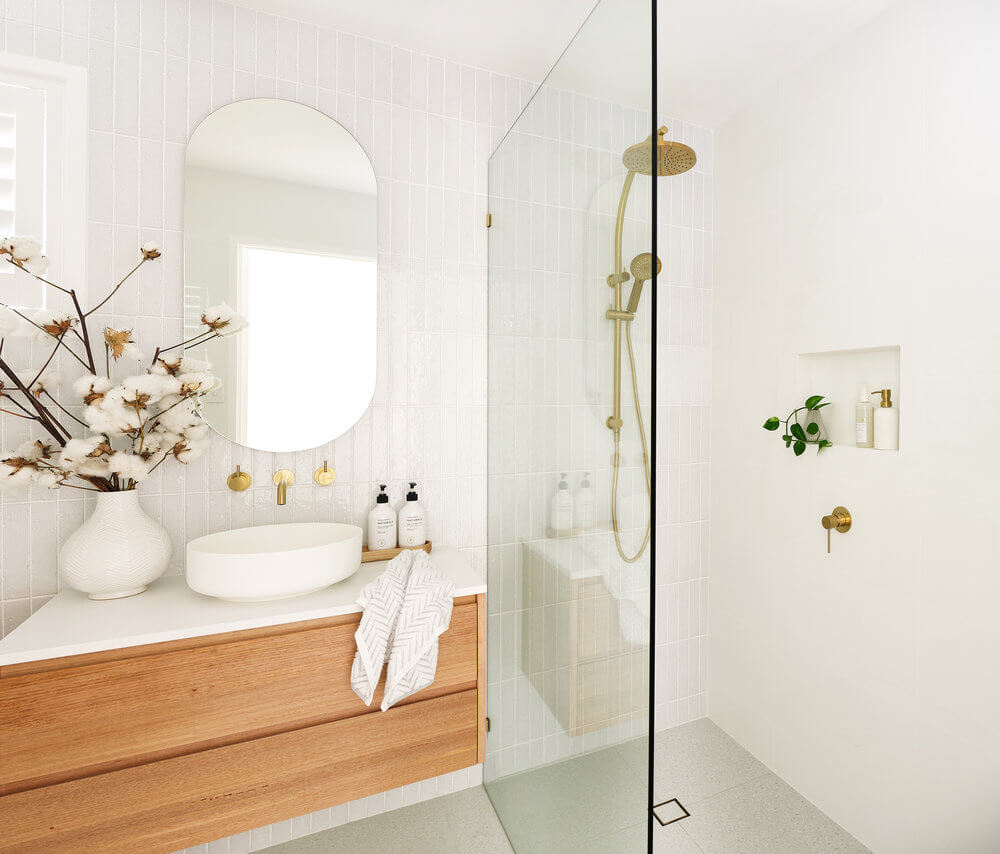 The Best Tile Color for a Small Bathroom 3 white-grey-tiles-small-bathroom-nordroom