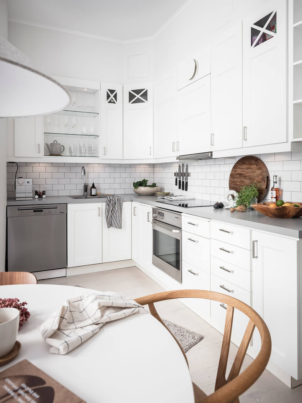 A Black Dining Room in a Stylish Apartment 16 white-scandinavian-kitchen-nordroom