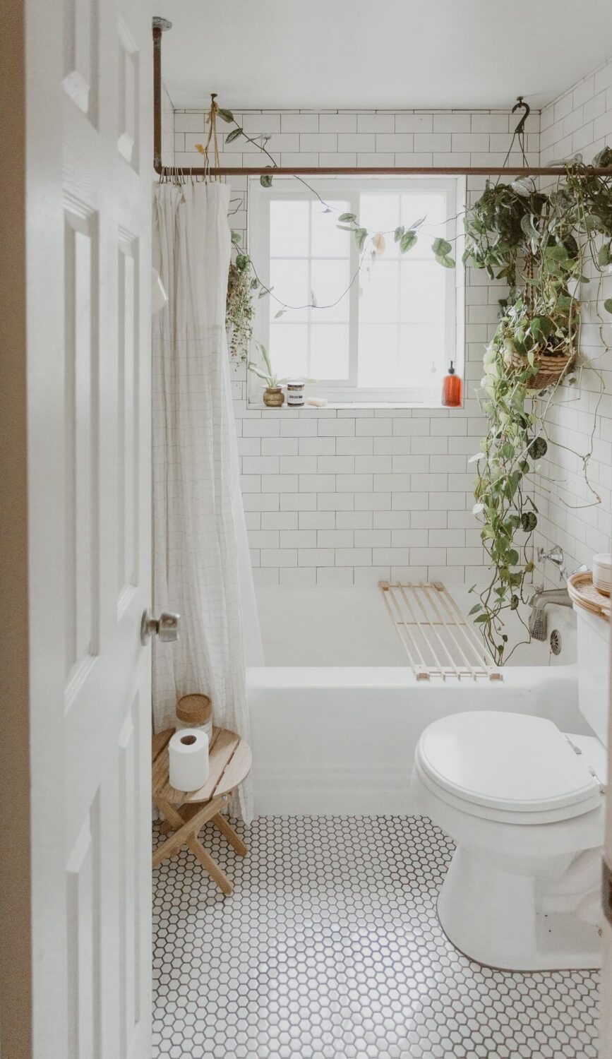 The Best Tile Color for a Small Bathroom 2 white-tiles-small-bathroom-nordroom