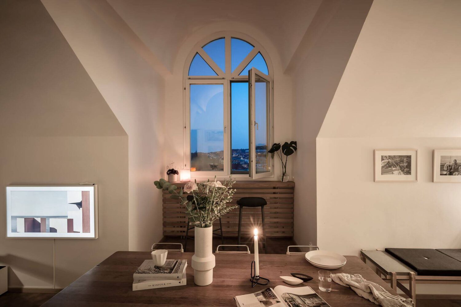 Window Seats & Creative Ideas in a Light Attic Apartment 7 window-seat-nordroom
