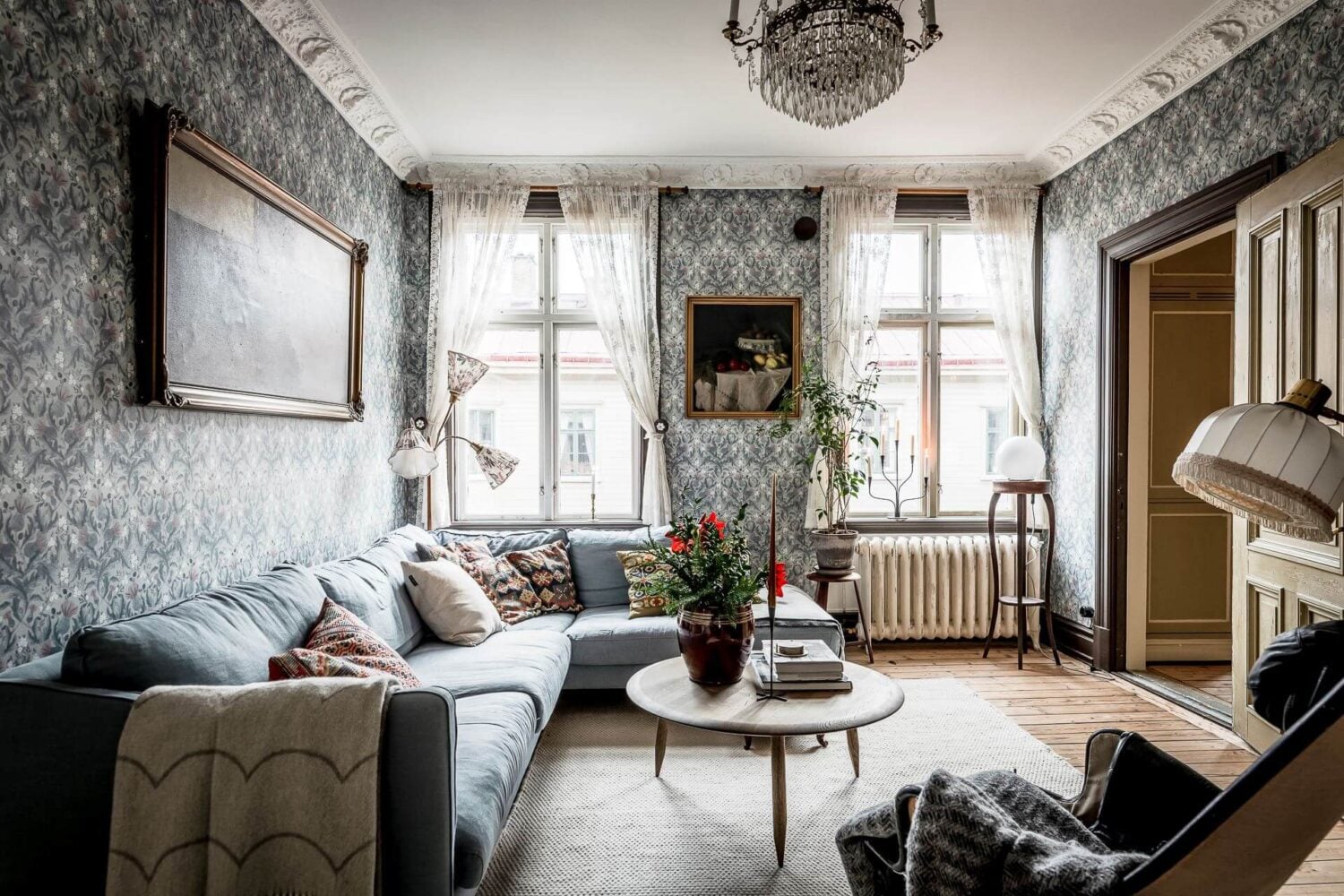 A Charming Vintage Apartment in Sweden 9 living-room-blue-wallpaper-vintage-decor-nordroom
