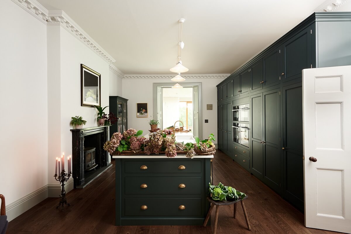 A Green Classic English Kitchen by deVOL 2 classic-english-kitchen-devol-kitchen-island-nordroom