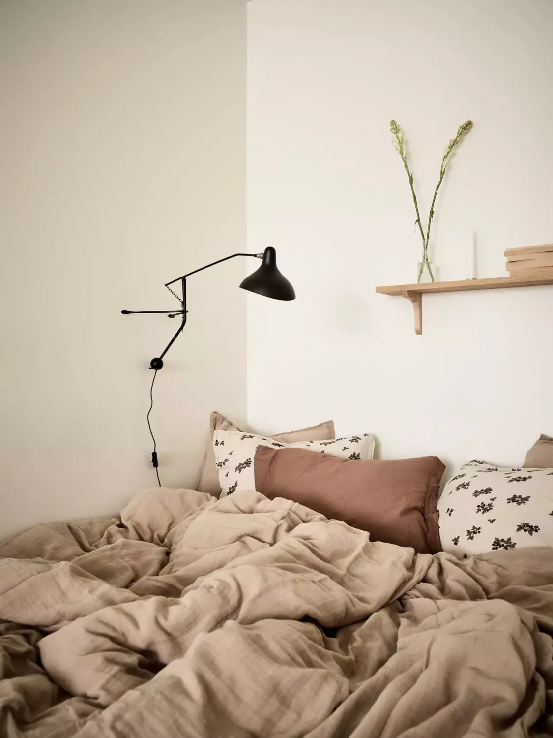 A Scandinavian Studio Apartment with Bed Nook 6 cozy-studio-bed-nook-wall-lamp-nordroom