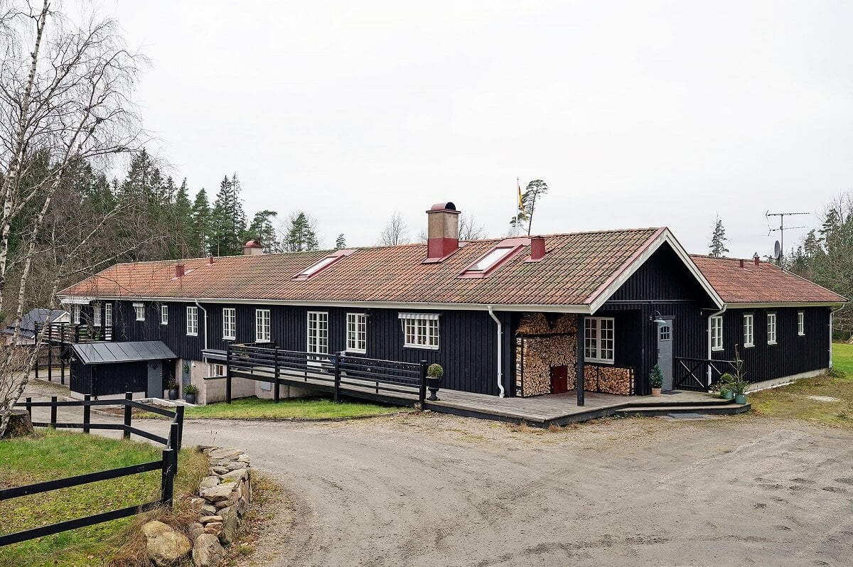 The Colorful Home of Artist Bobo Wallmansson 27 exterior-colorful-home-bobo-wallmansson-nordroom