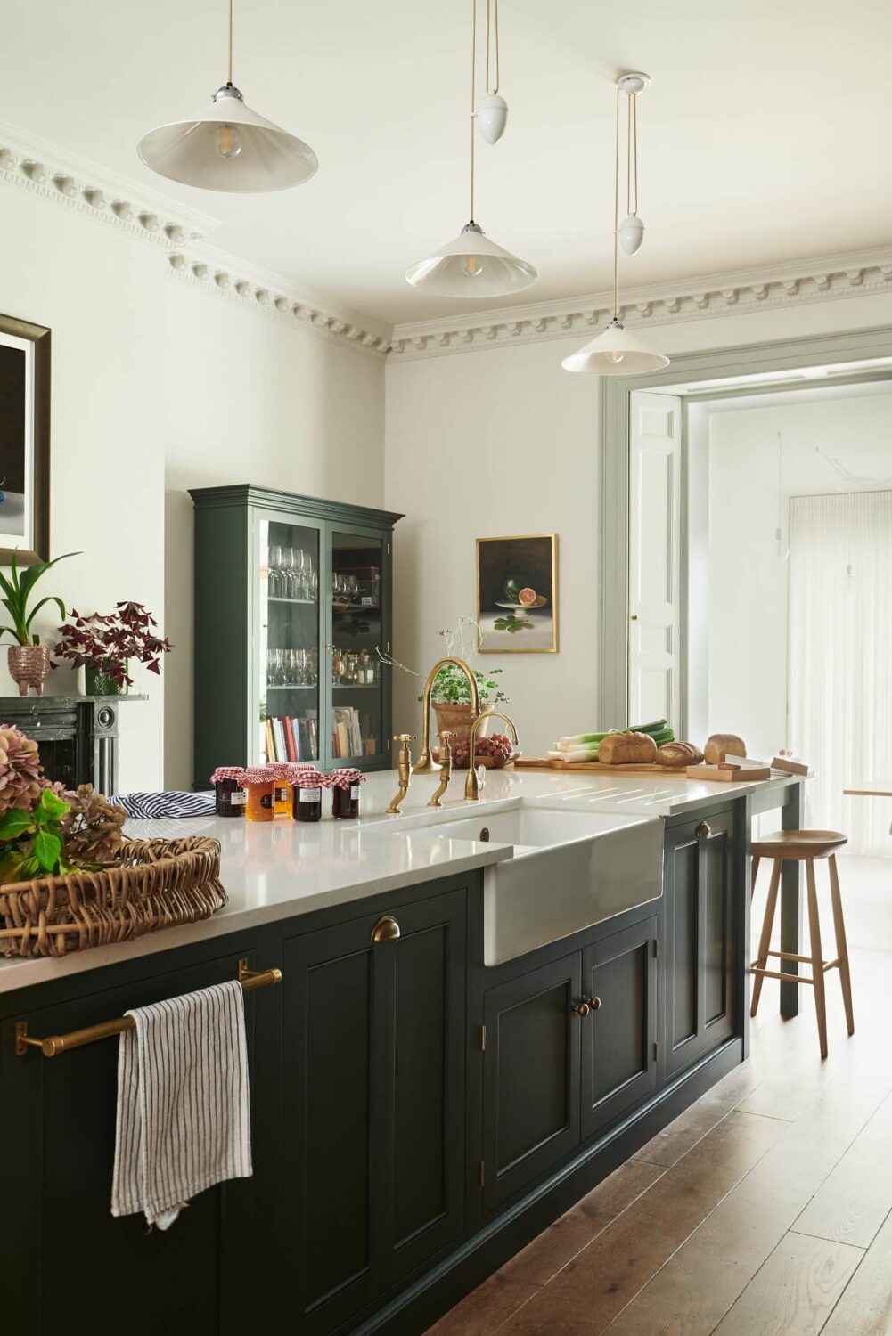 A Green Classic English Kitchen by deVOL 5 green-kitchen-island-classic-english-kitchen-devol-nordroom