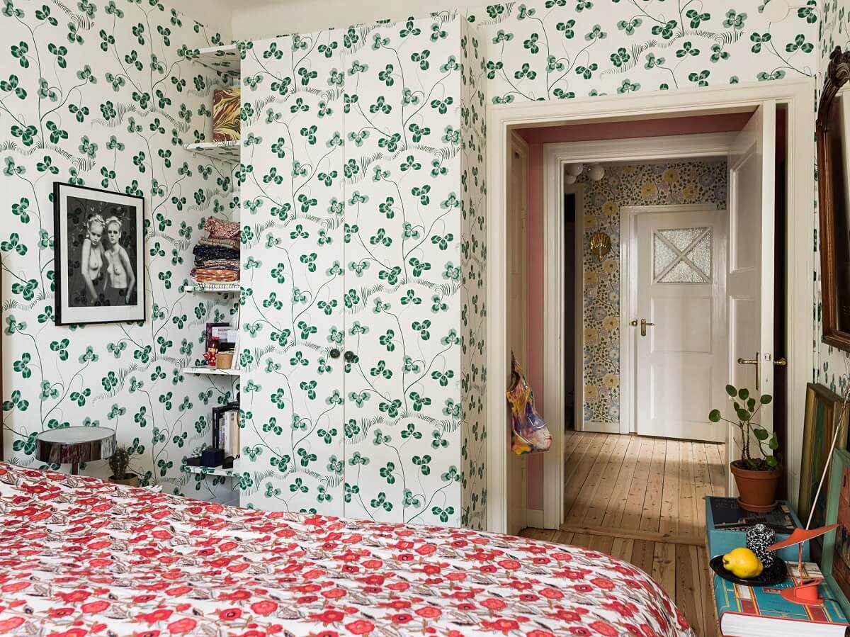 A Vibrant Colorful Scandinavian Apartment 16 green-wallpaper-bedroom-niche-shelves-nordroom