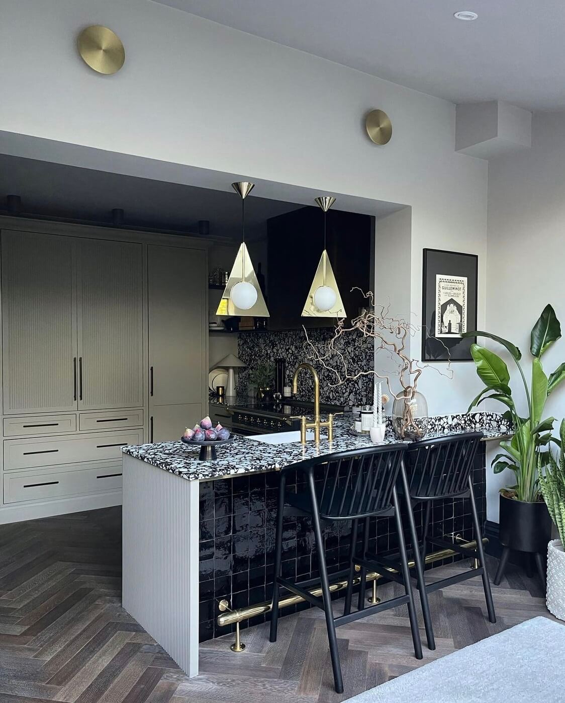 A Moody Edwardian Home in London 8 kitchen-breakfast-bar-edwardian-home-nordroom