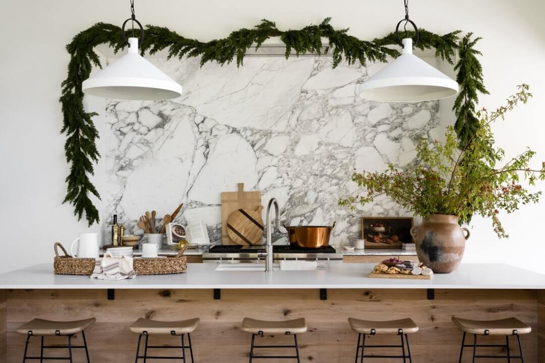 A Warm Christmas Home by Studio McGee 10 kitchen-christmas-decor-nordroom