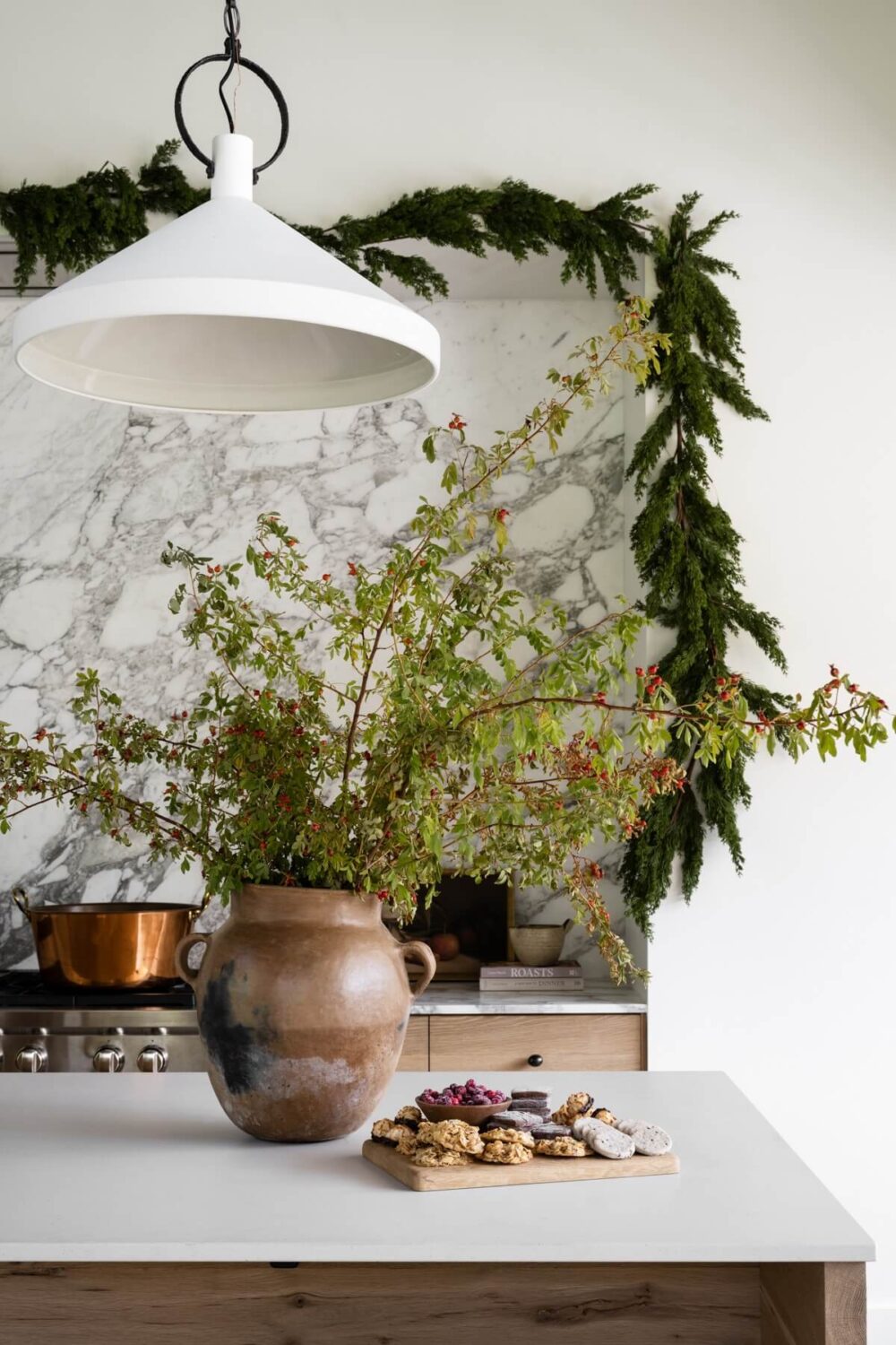 A Warm Christmas Home by Studio McGee 8 kitchen-christmas-garland-nordroom