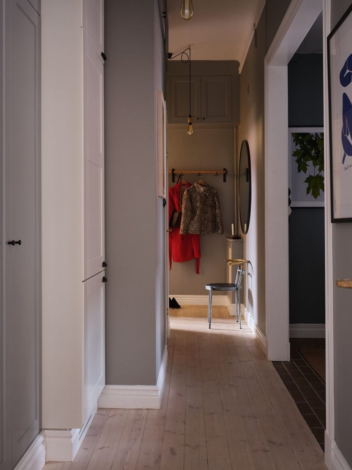 Apartment with Small Dark Blue Bedroom 14 light-grey-hallway-round-mirror-nordroom