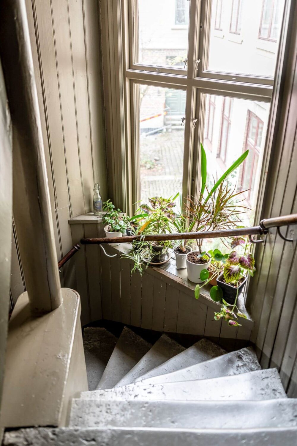 A Charming Vintage Apartment in Sweden 22 limestone-staircase-plants-nordroom
