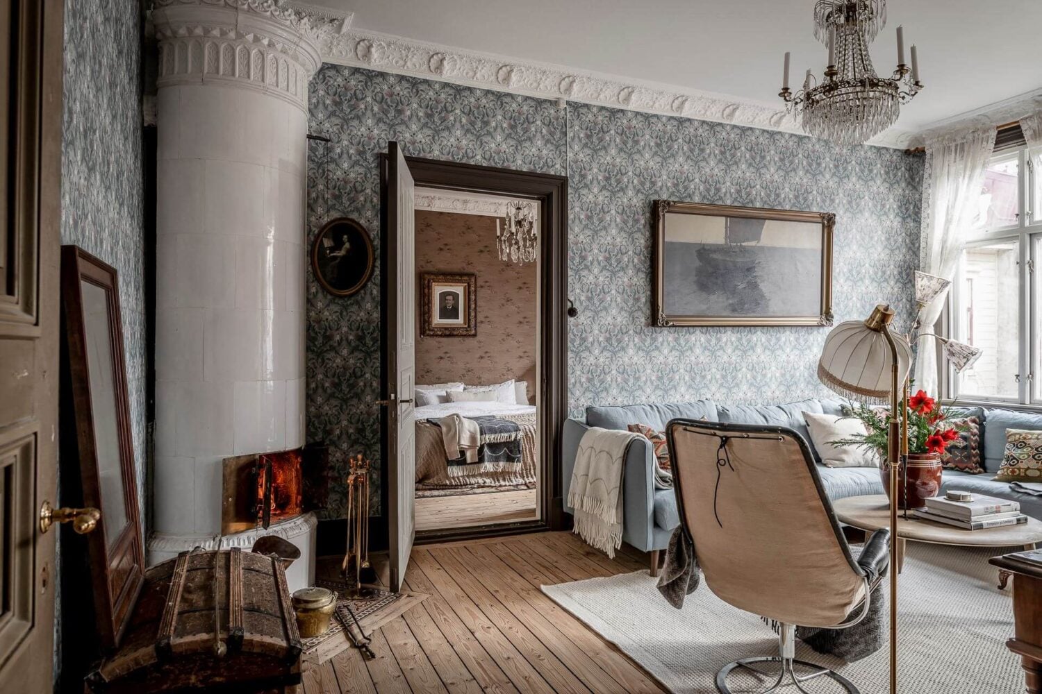 A Charming Vintage Apartment in Sweden 13 living-room-thistle-wallpaper-vintage-home-nordrom