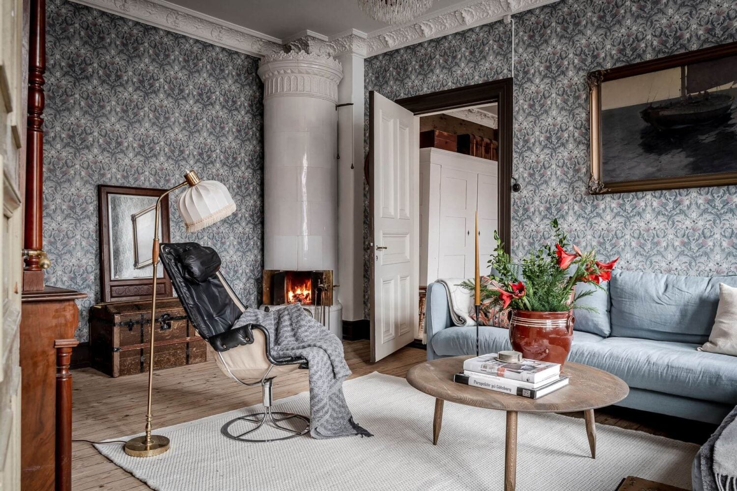 A Charming Vintage Apartment in Sweden 7 living-room-wallpaper-kakelugn-nordroom