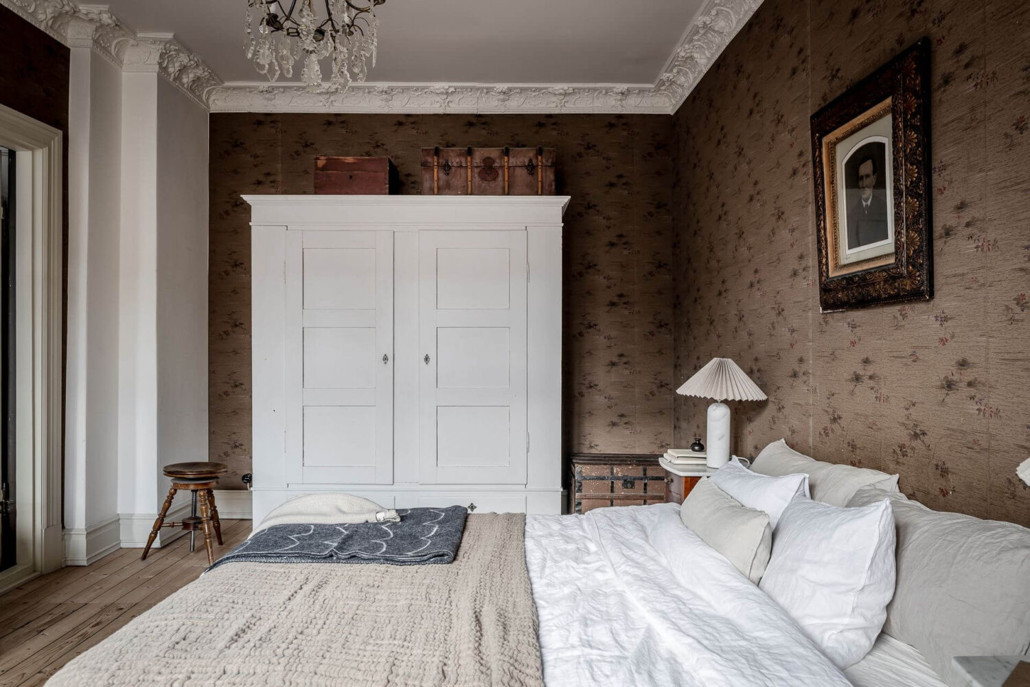 A Charming Vintage Apartment in Sweden 19 master-bedroom-brown-wallpaper-vintage-apartment-nordroom