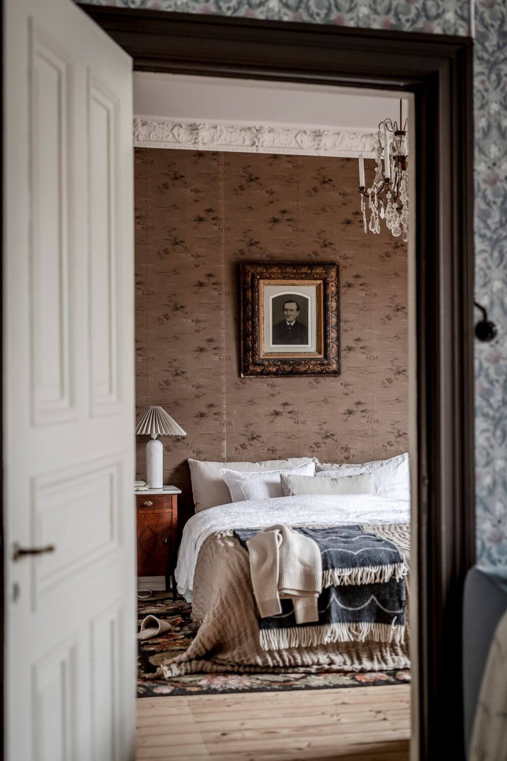 A Charming Vintage Apartment in Sweden 14 master-bedroom-vintage-apartment