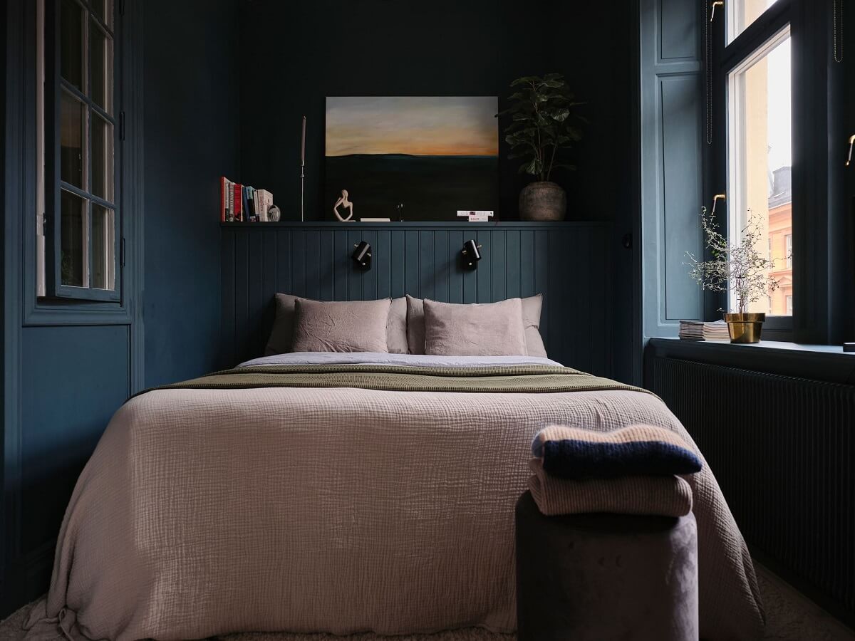 Apartment with Small Dark Blue Bedroom 9 moody-dark-blue-bedroom-nordroom